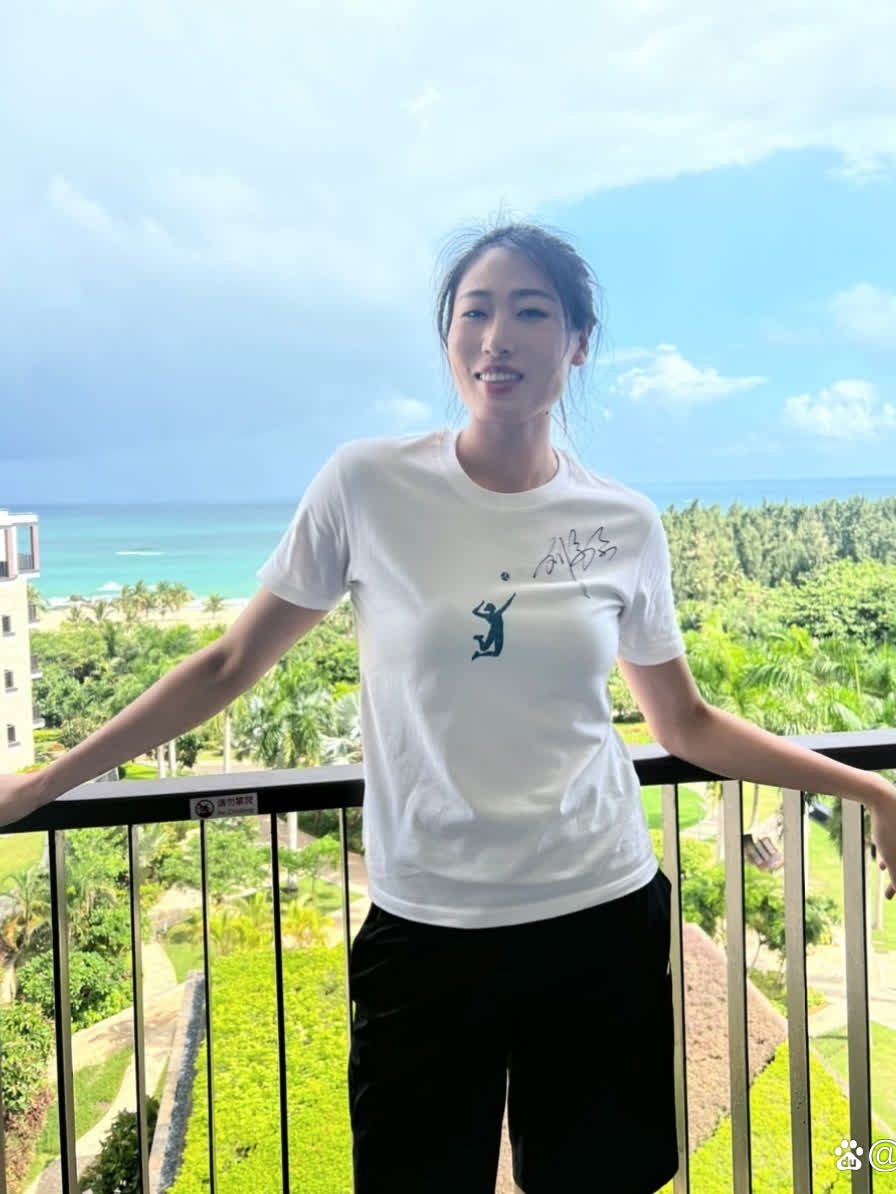 中国女排冠军刘晏含海南秀自信穿搭引爆粉丝热议