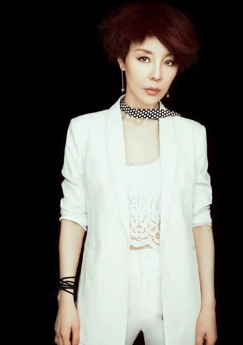 吴刚老婆虽年过半百但好有气质,穿印花裙优雅贵气,挺有领导风范