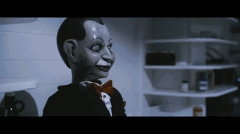 趣读丨夜半惊醒,床头的娃娃在对你笑