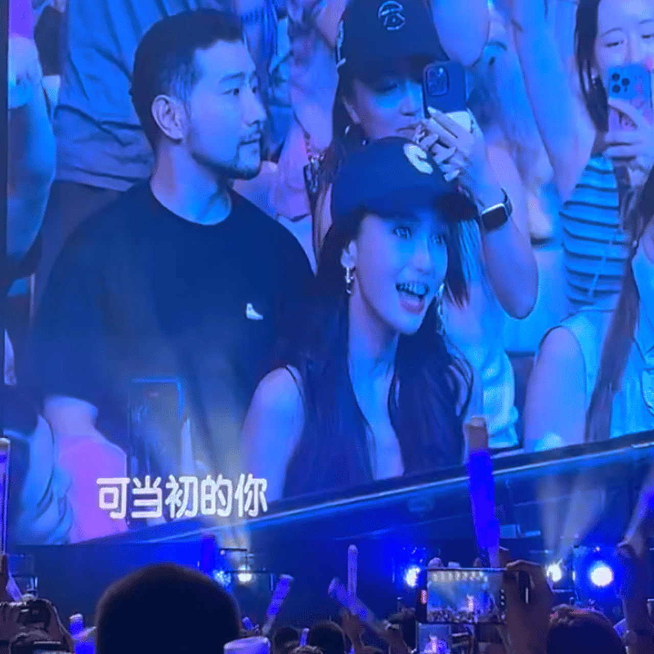 angelababy去看林俊杰演唱会了,林俊杰走到前排对她唱了那首《可惜没