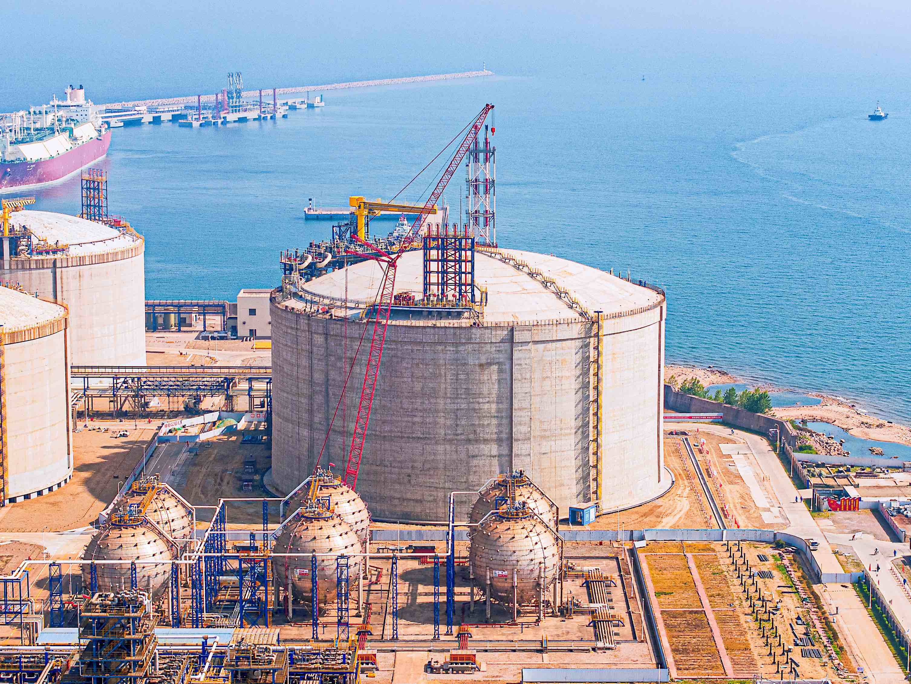 国内首台27万方lng储罐机械完工