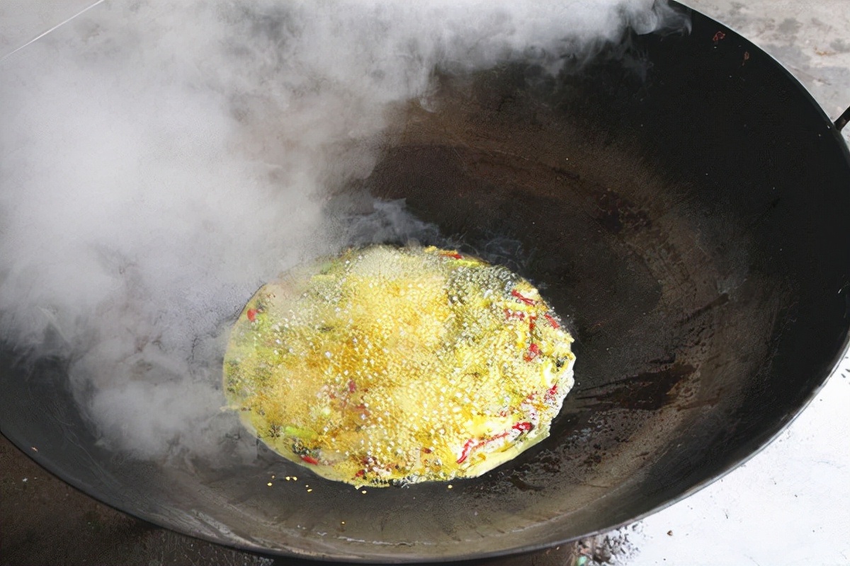 炒菜时,油锅不停地冒烟,怎么回事?选择食用油,记住3个小知识
