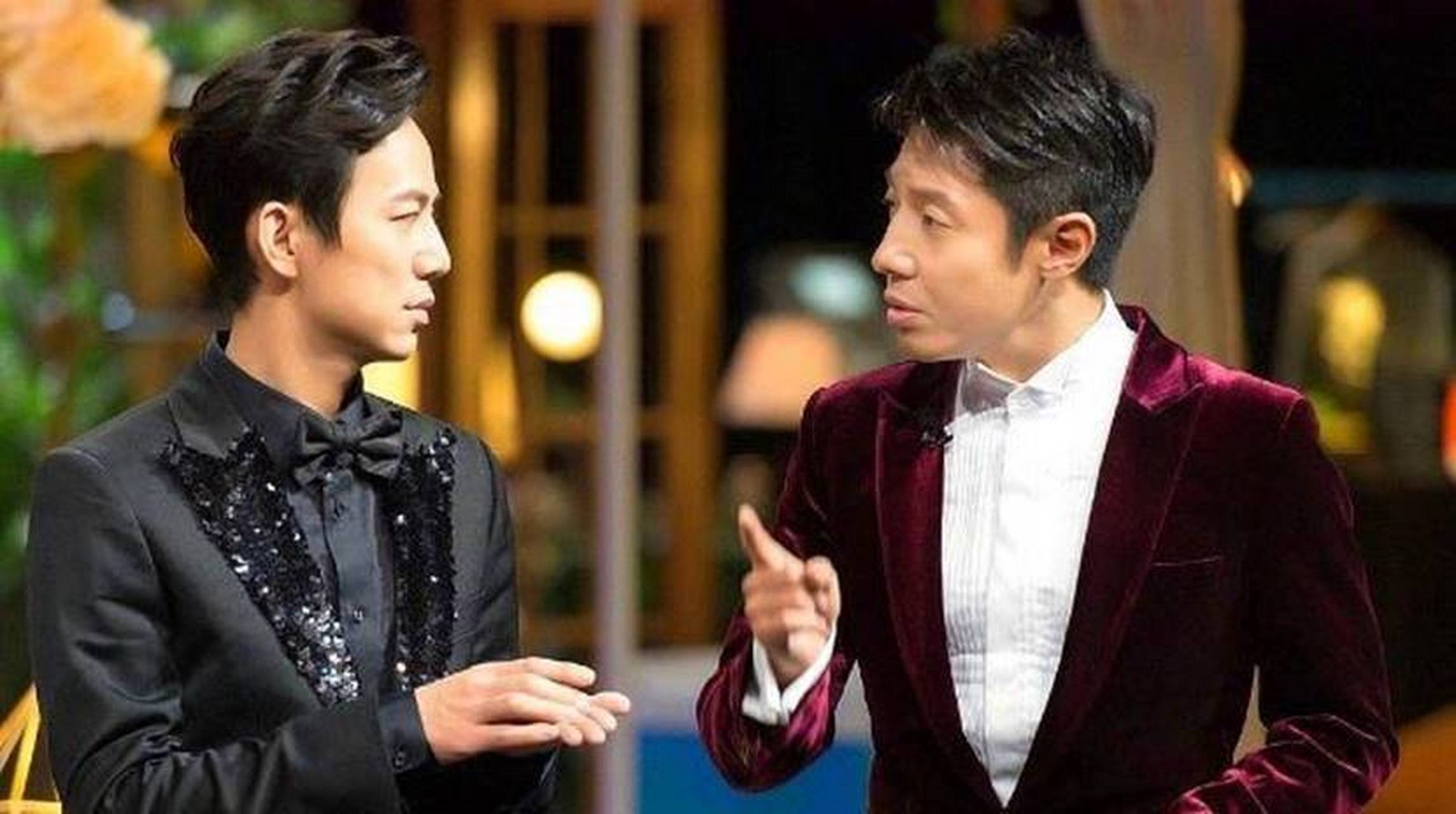 何炅:谦逊主持,舞台闪耀新符号 撒贝宁,作为央视主持的一颗璀璨明星