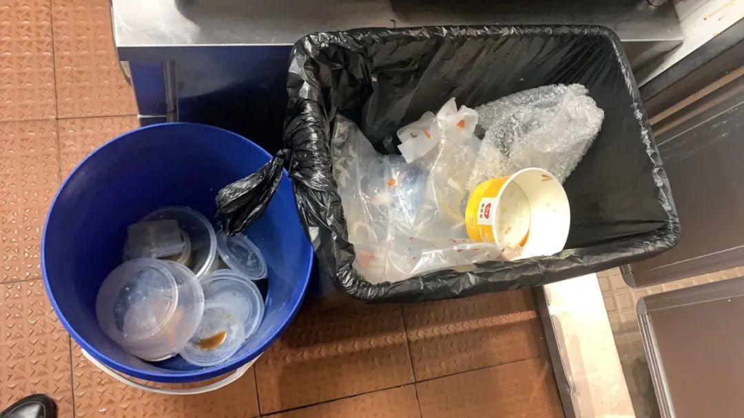 星期三查餐厅|食品不密封,垃圾直接暴露,南山香悦里两餐厅存隐患!