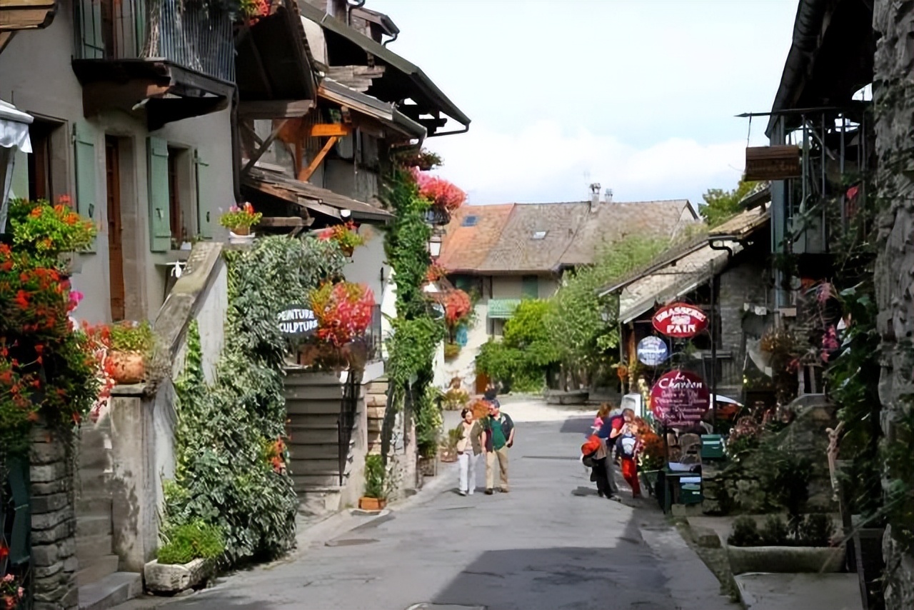 法国的"鲜花小镇",用特殊的标识来划分等级,每一座都风景如画