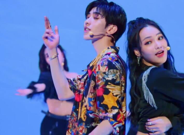 导师合作舞台,有谁注意蔡徐坤和许馨文的互动?lisa都羡慕了