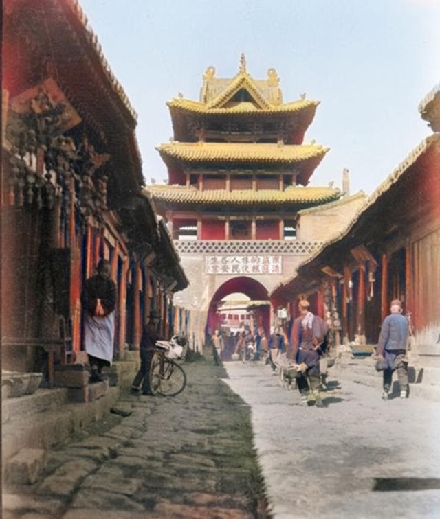 汾阳古城上有一对铁双雁,专家说:你仔细看看,它原来是一对凤凰