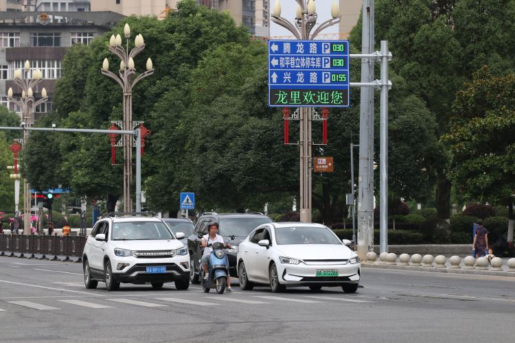 龙里停车智能导流显示牌亮相"上岗"