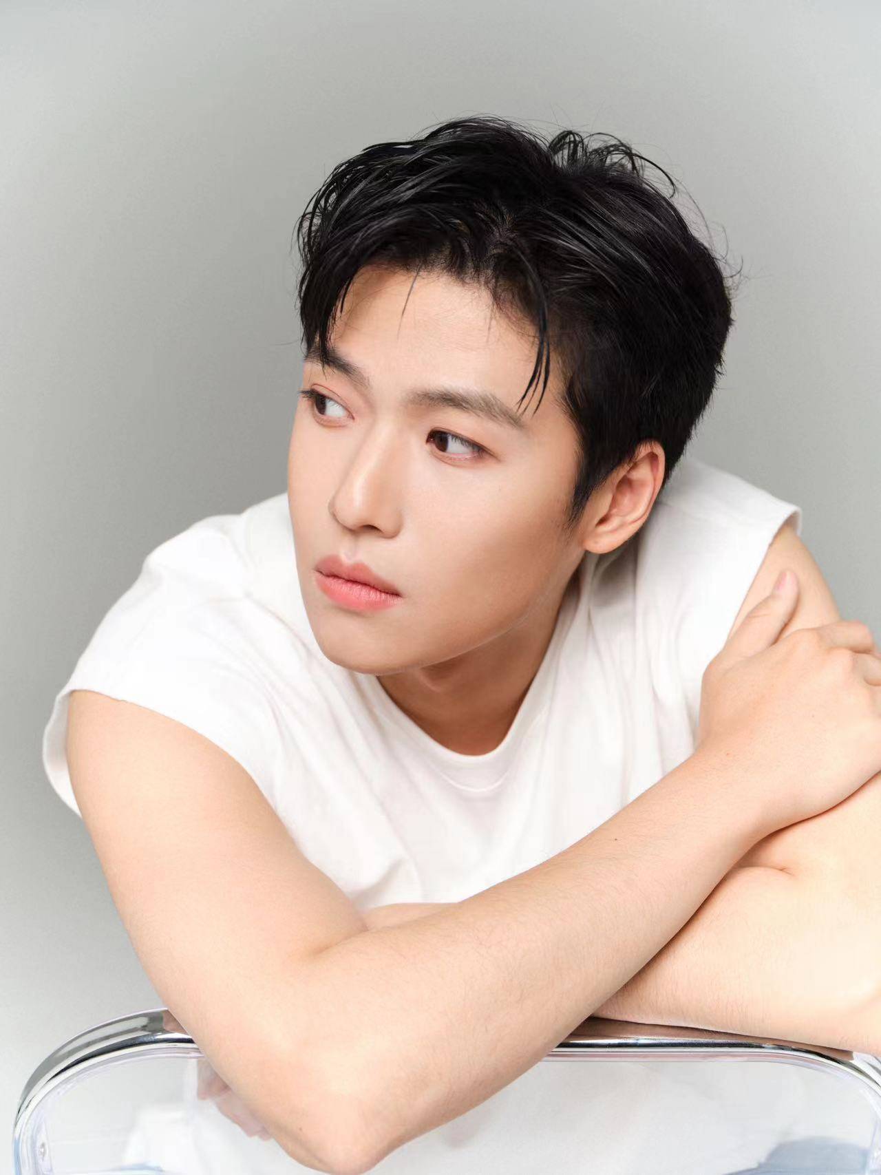 杨天正清爽湿发一秒入夏 少年感满分