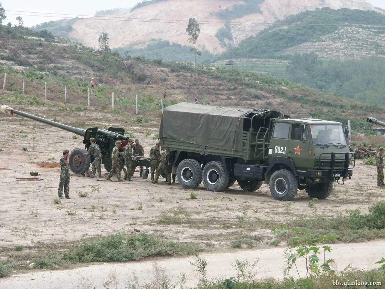 有05式榴弹炮,还有多款卡车炮,为何我军还在装备牵引式榴弹炮