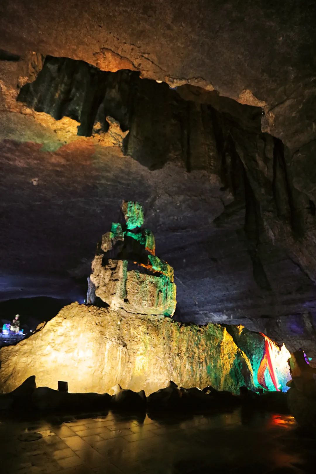 重庆深山发现350万年前的巨洞,从天上掉落一块巨石,神似佛像