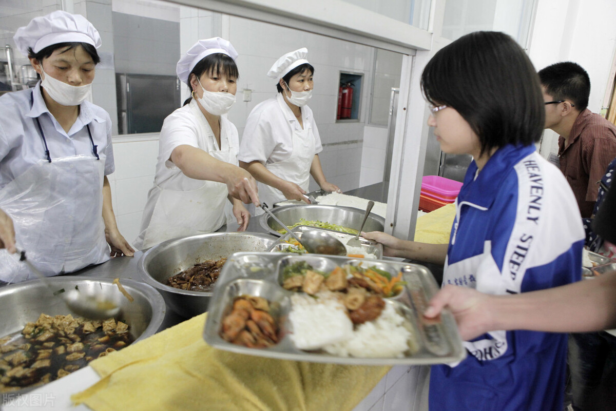 亲爱的家长,让我们一起来揭秘孩子的学校食堂
