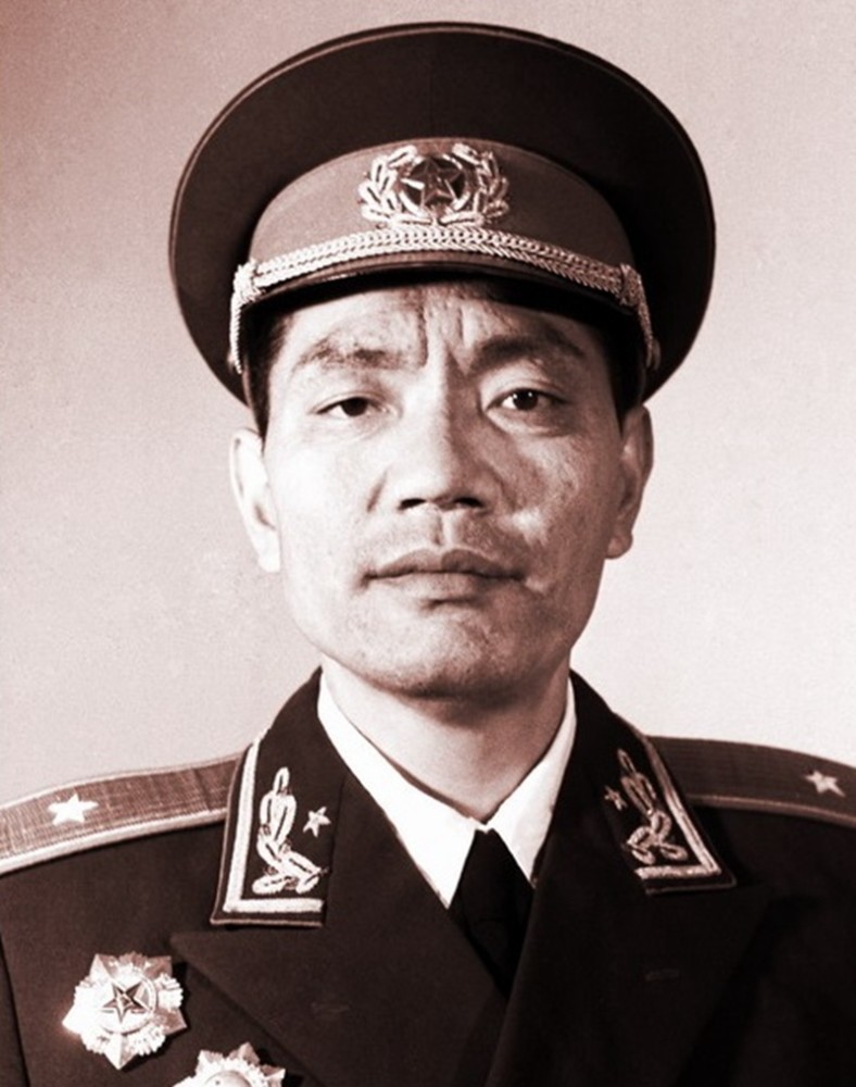 78年王近山病重住院,女儿前来探望,王近山:你父亲怎么不来看我