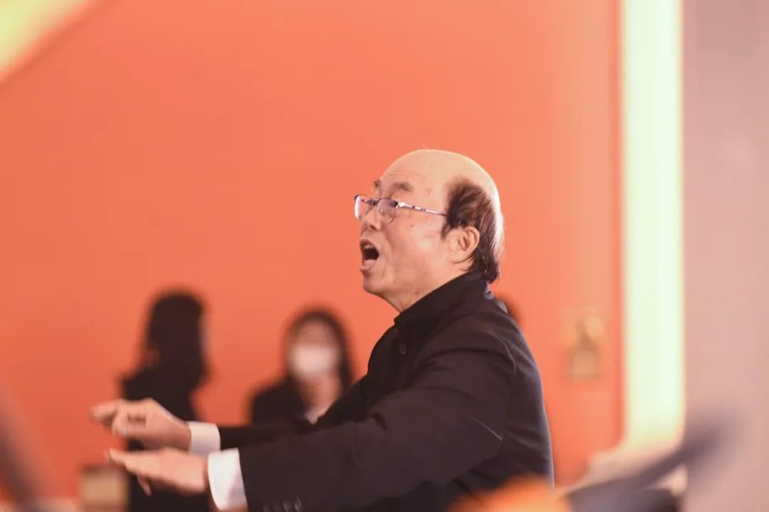 作为一位经验丰富,充满创造力的指挥和作曲家,王亚伦老师深受团员的