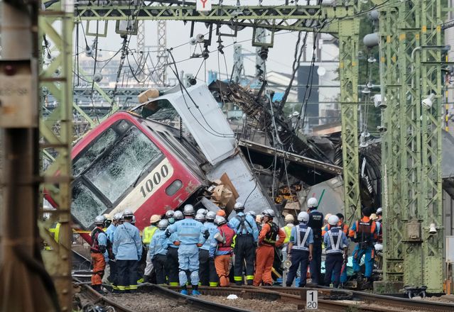 11月23日,日本载有400名乘客火车与电车相撞,车厢脱轨伤亡不详