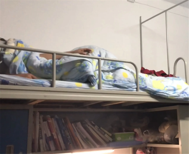吉林某学院女寝,被隔离的男生乱翻,学校做法为何没能让公众满意