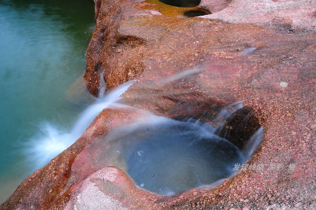 自然奇观!带您深入探索广州最近的丹霞地貌!