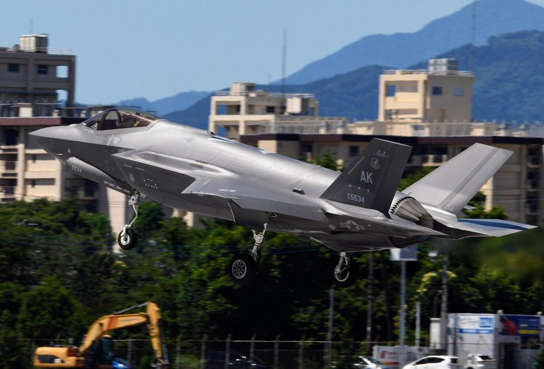 美军f35a部署琉球,矛头直指中国,075攻击舰已包抄,解放军亮剑,击舰