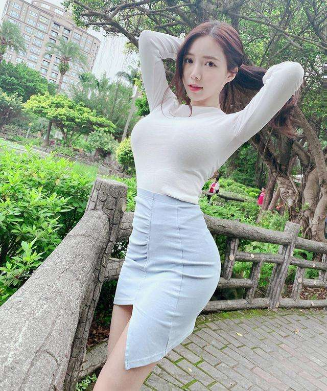 95后的美女刘太阳,身高178,魔幻身材丰乳肥臀,美到犯规