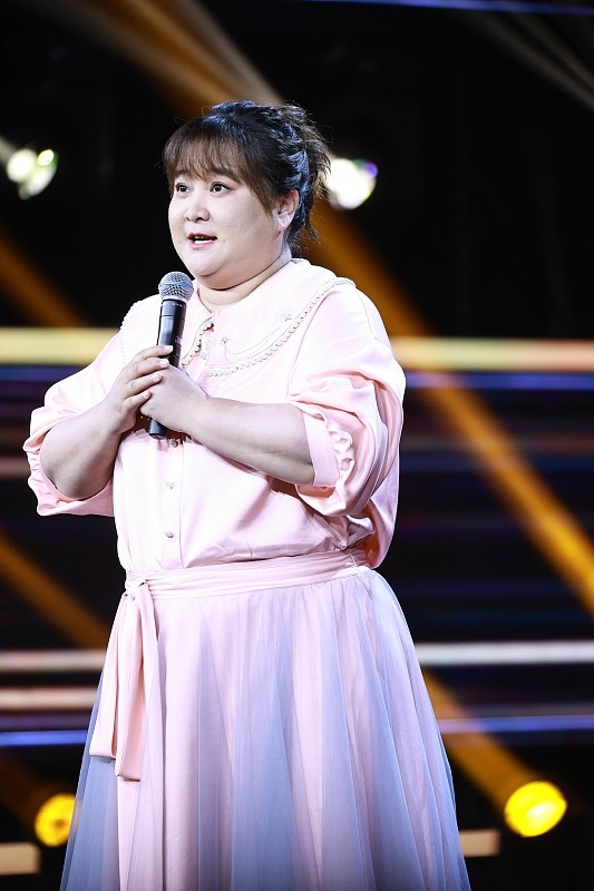 贾玲真的很会搭配,穿的裙子可爱还甜美,比其他女明星更有特色