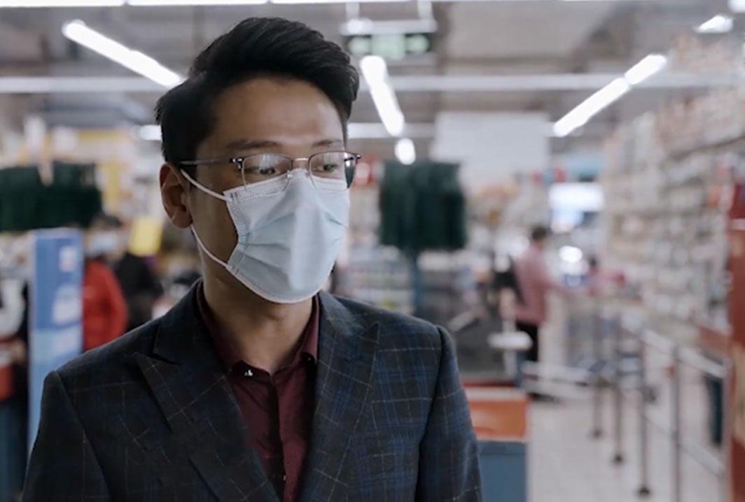 回顾河南暴雨妻子被困地铁,何勇攀赤足10公里救妻,用行动诠释爱