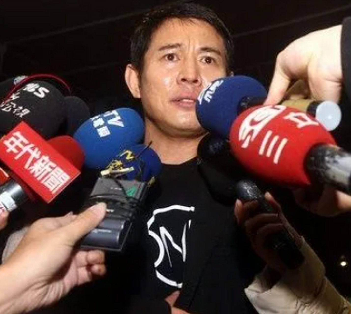 "李连杰一句话让对方哑口无言,羞愧不已.