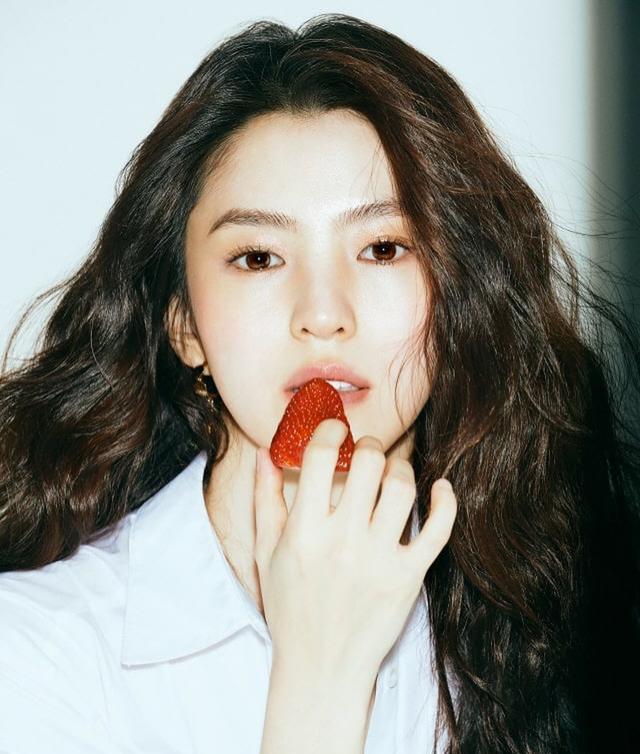《夫妻的世界》女二韩素希,不仅撞脸宋慧乔,日常穿搭更是吸睛