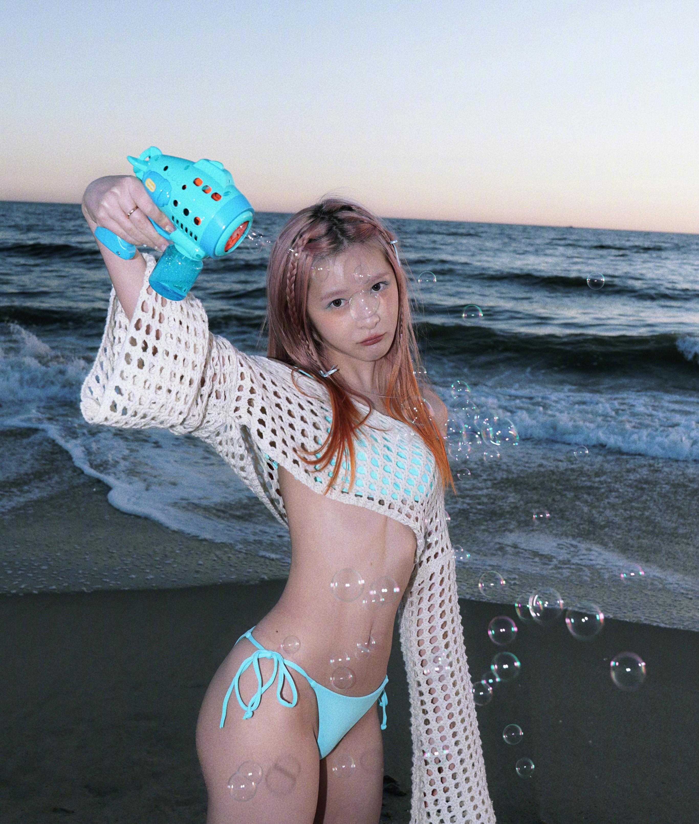 徐娇泳装写真遭质疑:女性自主权与社会舆论的角力