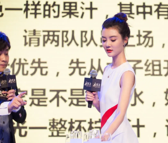 36岁江疏影和40岁车晓同框,仅4岁之差却一个似少女,一个似大妈