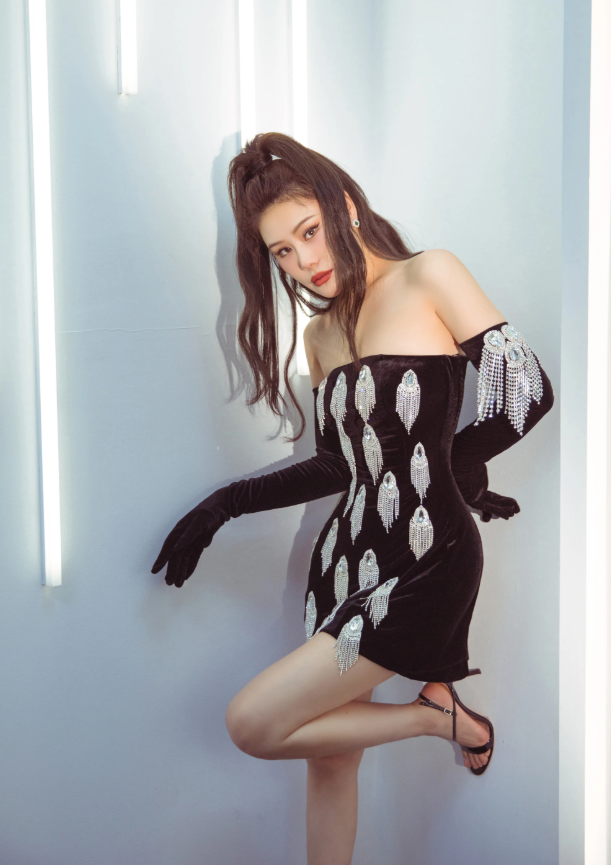 袁娅维真会博眼球,穿超短抹胸裙不算啥,故意抬起一条腿太厉害