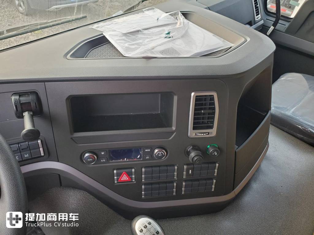 老外都买新款重汽卡车了,出口版豪沃v7x自卸实拍,有何不一样?