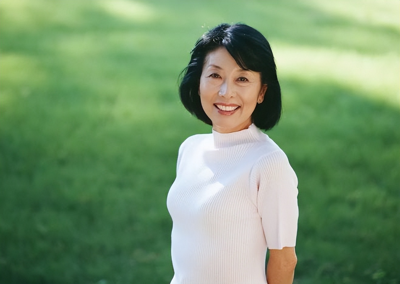 事实证明,上了60岁还显年轻的女人,脸上都有这4个特点