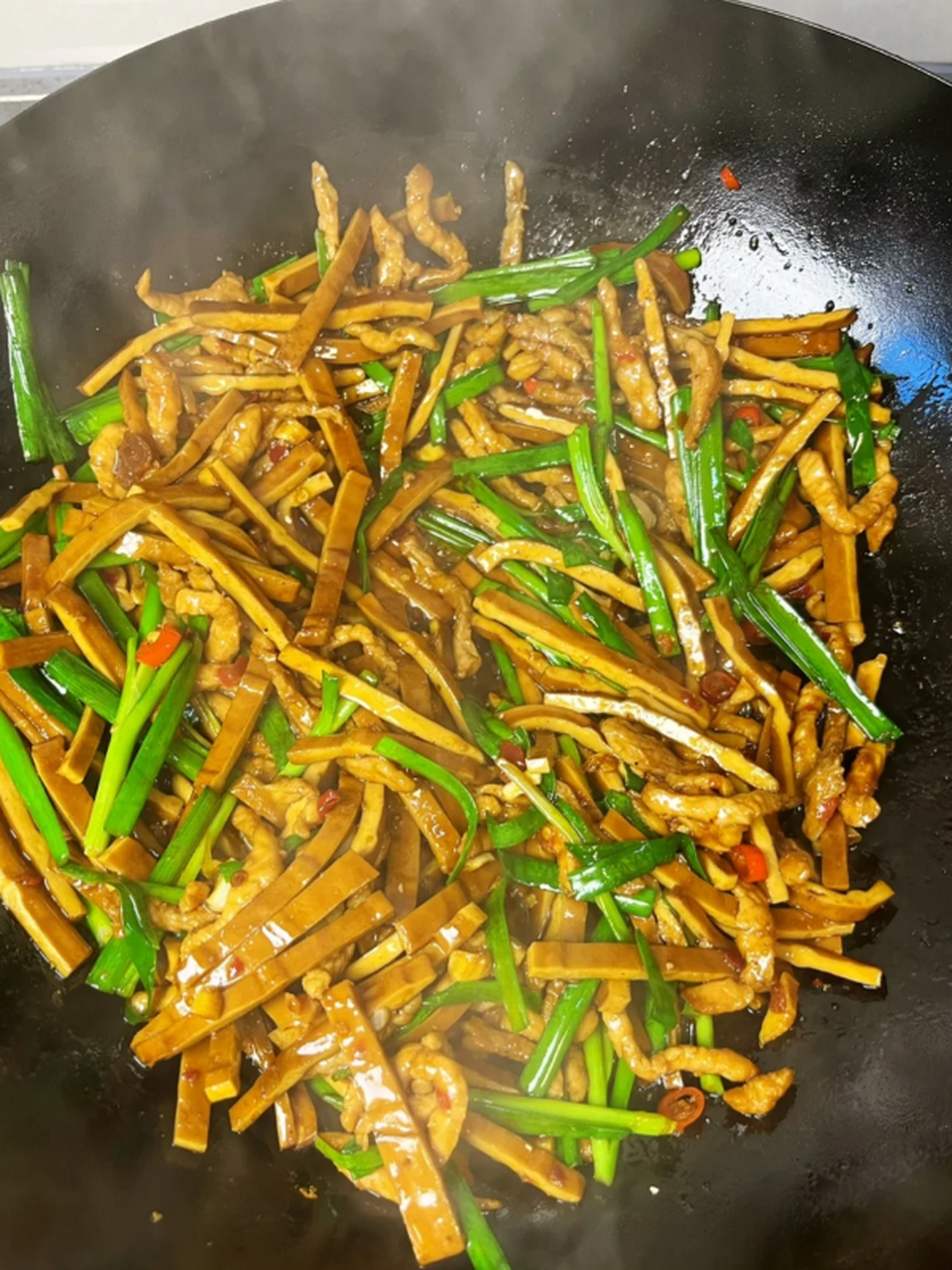 冬日下饭神器,豆干肉丝炒韭菜  今天给大家分享一道我非常喜欢的下饭