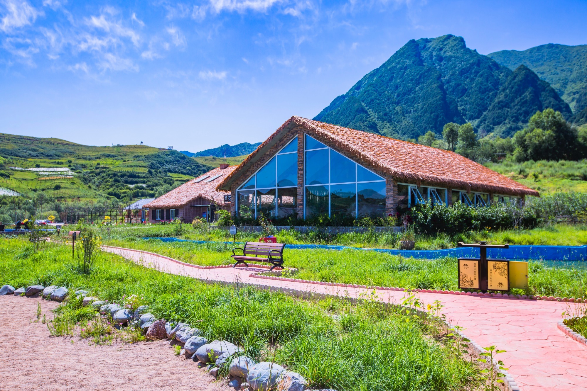 甘肃定西南屏山生态旅游区,环境优美,是假日休闲度假的好去处