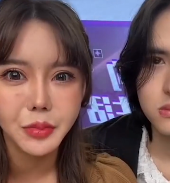 韩安冉直播关美颜,皮肤黝黑痘印法令纹抢眼,本尊:很抗打了