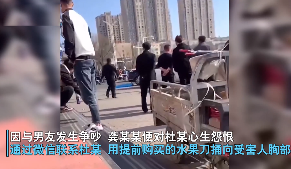 内蒙古包头,女子当街刀捅ktv服务员,对方捂腹倒地当场身亡