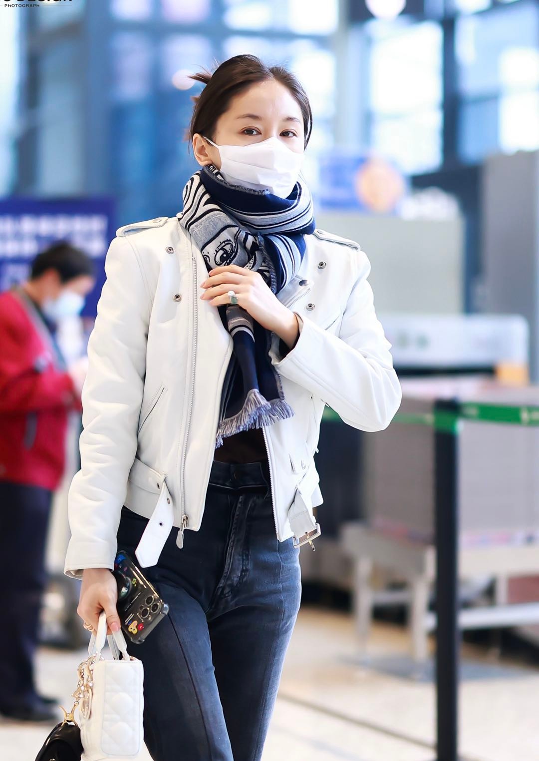 王子文气场太强,穿白色皮衣配牛仔裤真洋气,小个子快学!