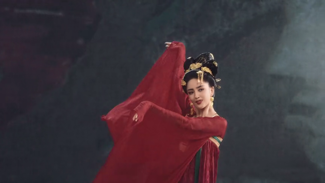 佟丽娅盛唐妆容大片,红衣飘飘眼神犀利,舞姿曼妙婀娜霸气侧露