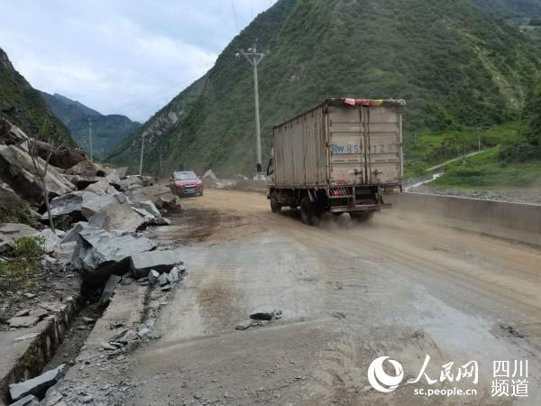 四川甘孜境内g248国道岩石坍塌处已抢通