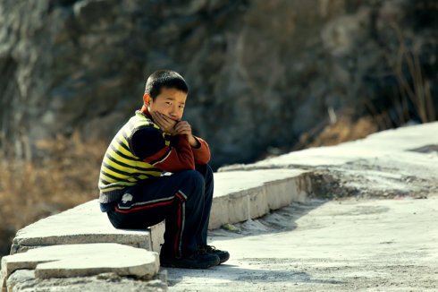 老师送学生一双鞋28年后学生回赠一套房滴水之恩当涌泉相报