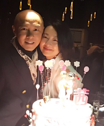 参观张卫健住的豪宅,家里装修浪漫又舒适,打算二人世界一辈子了