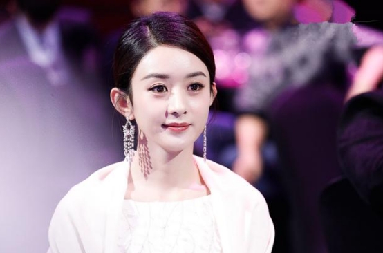 冯小刚身旁坐着赵丽颖,美丽逼人,冯导问王中磊:这人是谁啊