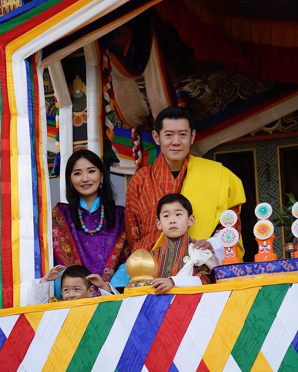 不丹王室闪耀亮相国庆!不丹王后穿紫色传统服饰好嫩,公主好惊艳