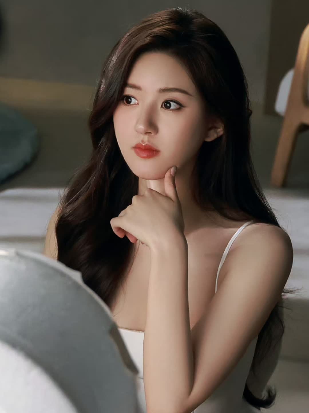 赵露思白色礼服造型惊艳片场,新换造型团队助力事业腾飞!