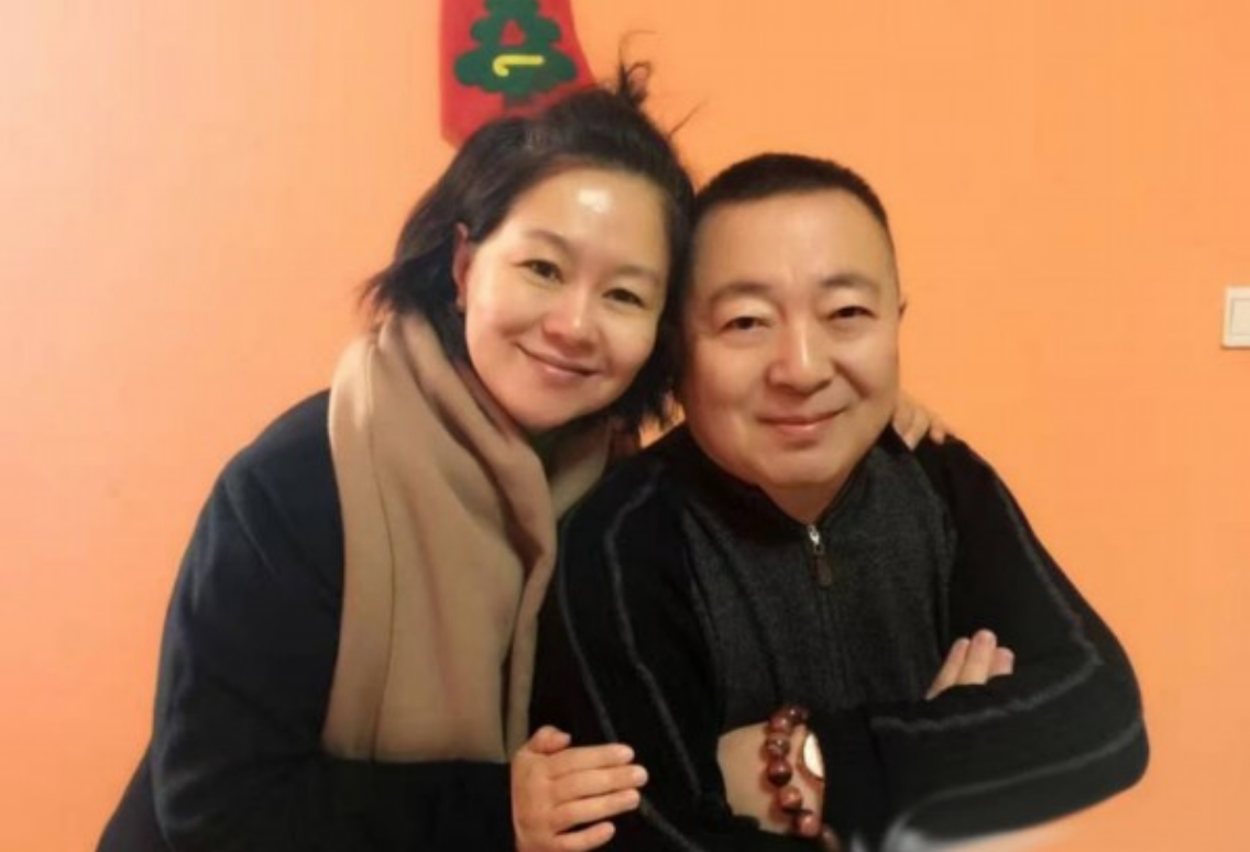 主持人董浩:4岁丧父,两次死里逃生,妻子和女儿成他最大依靠