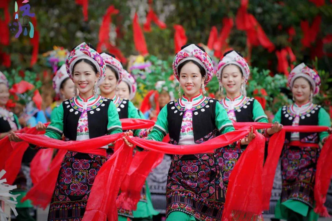 七彩斑斓·云中霓裳|当羌族服饰遇上多巴胺穿搭