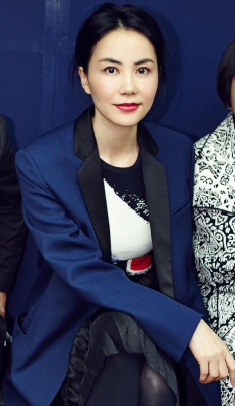 王菲陪李嫣做头发教朋友唱歌手按对方肚子超认真温馨又狼狈