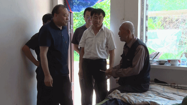 交口:郑海生,王金荣,李甫平深入桃红坡慰问老党员