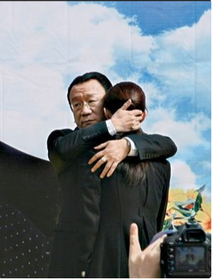候瓒:怨恨父亲侯耀文多年,曾状告侯耀华,她是否过上想要的生活