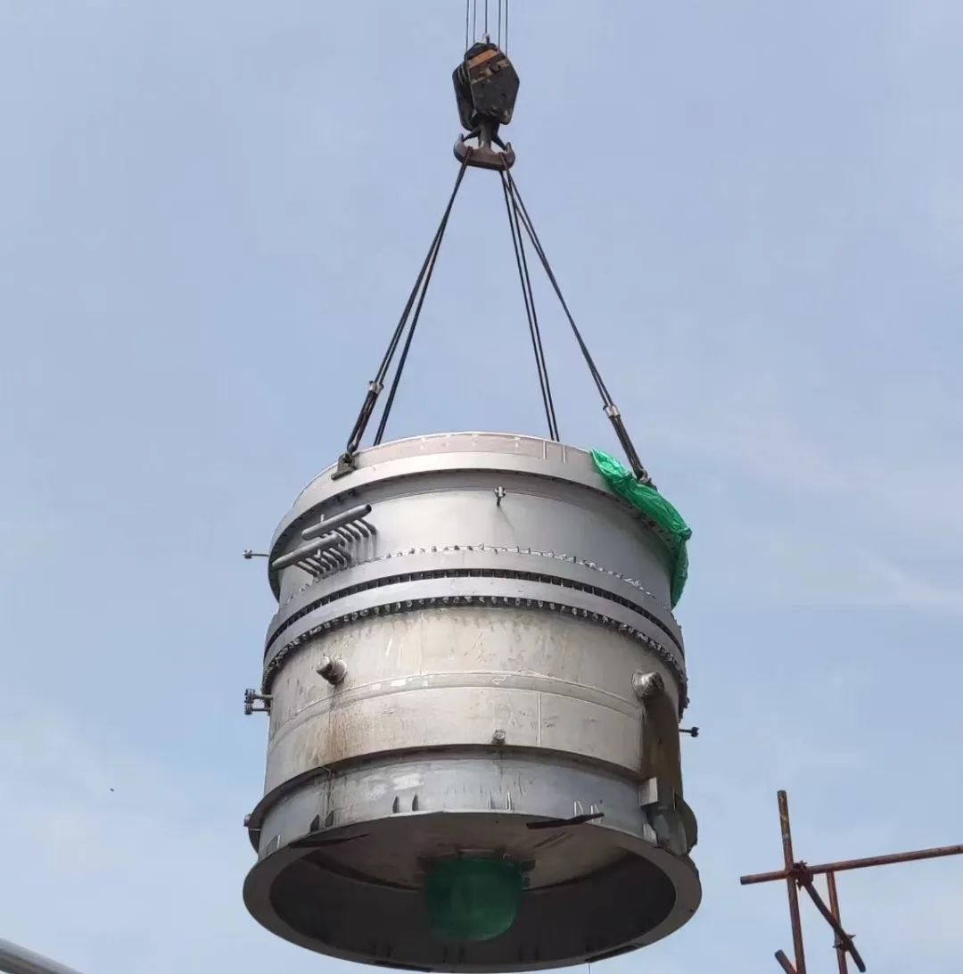 赛鼎公司承建华鲁恒升硝酸装置硝酸氧化炉提前交付并吊装就位